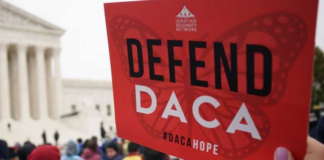 Juez falla que el DACA es ilegal, pero permite a los 600,000 beneficiarios que renueven permisos de trabajo Juez falla que el DACA es ilegal, pero permite a los 600,000 beneficiarios que renueven permisos de trabajo