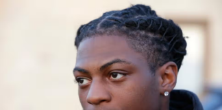 El estudiante de color suspendido por sus rastas ahora demanda al gobernador y a Texas El estudiante de color suspendido por sus rastas ahora demanda al gobernador y a Texas