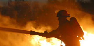 Todas las banderas a media asta en Minnesota en honor a los bomberos caídos Todas las banderas a media asta en Minnesota en honor a los bomberos caídos