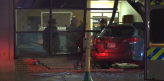 Una camioneta colisionó contra en el edificio de Caridades Católicas Una camioneta colisionó contra en el edificio de Caridades Católicas