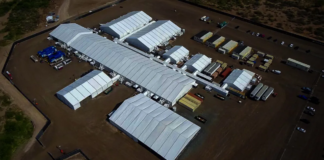 Tiendas de campaña abarrotadas con 4,600 inmigrantes cuando sólo pueden albergar a 1,000 Tiendas de campaña abarrotadas con 4,600 inmigrantes cuando sólo pueden albergar a 1,000