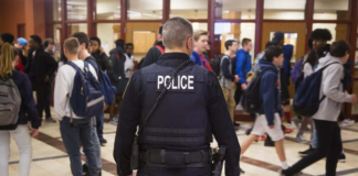 Walz podría convocar a la legislatura nuevamente para tratar la polémica de los SRO en las escuelas Walz podría convocar a la legislatura nuevamente para tratar la polémica de los SRO en las escuelas