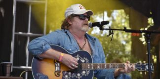 Charlie Robison, el cantautor de Texas, murió de un infarto a los 59 años Charlie Robison, el cantautor de Texas, murió de un infarto a los 59 años