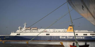 Tripulantes de un ferry arrojan al mar a un pasajero y muere, en Grecia Tripulantes de un ferry arrojan al mar a un pasajero y muere, en Grecia