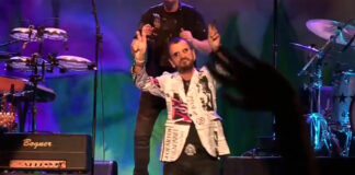 Ringo Starr sufre tremenda caída durante actuación en vivo Ringo Starr sufre tremenda caída durante actuación en vivo