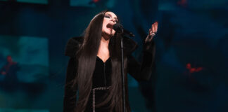 Adele se viste de Morticia Addams en concierto estilo Halloween Adele se viste de Morticia Addams en concierto estilo Halloween