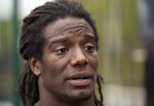 Exjugador de la NFL es arrestado por presunto asesinato de su madre Exjugador de la NFL es arrestado por presunto asesinato de su madre