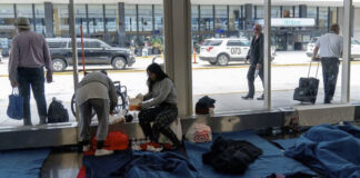 Chicago improvisa “albergue” migrante en aeropuerto O’Hare Chicago improvisa "albergue" migrante en aeropuerto O'Hare