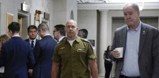 Congresista republicano acude al Capitolio con uniforme militar israelí Congresista republicano acude al Capitolio con uniforme militar israelí