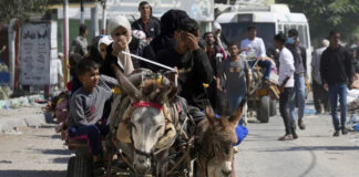 Familias palestinas huyen del norte de Gaza ante la invasión israelí Familias palestinas huyen del norte de Gaza ante la invasión israelí