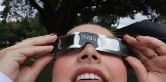 Mucho tráfico, estacionamientos llenos, carreteras frenadas: todo por ver el eclipse Mucho tráfico, estacionamientos llenos, carreteras frenadas: todo por ver el eclipse