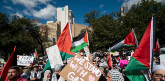 Apoyo a palestinos: miles de personas se manifestaron frente al Ayuntamiento de Dallas Apoyo a palestinos: miles de personas se manifestaron frente al Ayuntamiento de Dallas