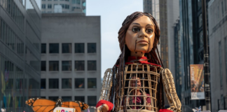 Una marioneta Amal se dirige a Texas, homenaje a migrantes y refugiados Una marioneta Amal se dirige a Texas, homenaje a migrantes y refugiados