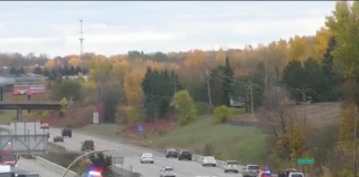 Cerraron la I-94: un camión perdió dos llantas, que mataron a dos personas en un auto Cerraron la I-94: un camión perdió dos llantas, que mataron a dos personas en un auto