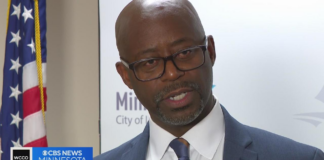 Todd Barnette ya juró como nuevo comisionado de seguridad comunitaria de Minneapolis Todd Barnette ya juró como nuevo comisionado de seguridad comunitaria de Minneapolis