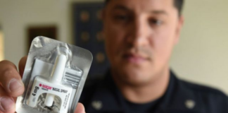 Enseñan a los estudiantes a cómo usar el Narcan en caso de sobredosis Enseñan a los estudiantes a cómo usar el Narcan en caso de sobredosis