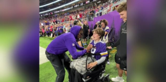 Ethan Glynn, el estudiante que quedó paralizado durante un juego, se encontró con Jefferson de los Vikings Ethan Glynn, el estudiante que quedó paralizado durante un juego, se encontró con Jefferson de los Vikings