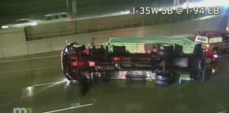Vuelca un camión en la Interestatal 35W y se complica el transito Vuelca un camión en la Interestatal 35W y se complica el transito