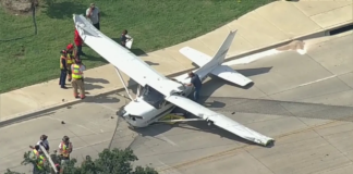 Un avión en emergencia aterrizó en una calle de Arlington, esquivando autos y edificios Un avión en emergencia aterrizó en una calle de Arlington, esquivando autos y edificios