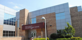 El condado de Scott pagará más de US$12 millones a recluso que perdió sus dos brazos en cárcel El condado de Scott pagará más de US$12 millones a recluso que perdió sus dos brazos en cárcel