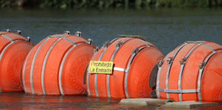 Los abogados de Texas pidieron mantener las grandes boyas que impiden el paso de los migrantes Los abogados de Texas pidieron mantener las grandes boyas que impiden el paso de los migrantes