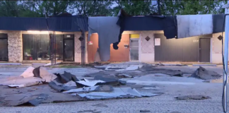 Fort Worth con inundaciones repentinas, fuertes vientos y algo de granizo tras la tormenta Fort Worth con inundaciones repentinas, fuertes vientos y algo de granizo tras la tormenta