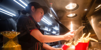 En California, los trabajadores de comida rápida cobrarán 20 dólares por hora En California, los trabajadores de comida rápida cobrarán 20 dólares por hora