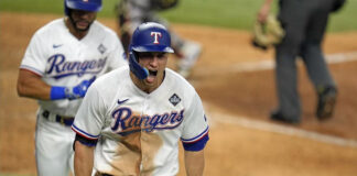 Rangers se llevan el primer juego de la Serie Mundial en extrainnings Rangers se llevan el primer juego de la Serie Mundial en extrainnings