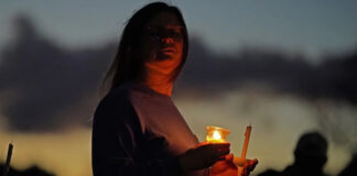 Residentes de Maine se unen para orar por las víctimas de la masacre Residentes de Maine se unen para orar por las víctimas de la masacre