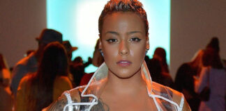 Sobrecargo regaña a Bobbi Storm por cantar en pleno vuelo Sobrecargo regaña a Bobbi Storm por cantar en pleno vuelo