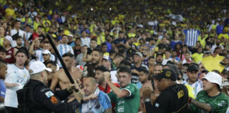 Pelea campal en la tribuna del Maracaná en el juego Brasil-Argentina Pelea campal en la tribuna del Maracaná en el juego Brasil-Argentina