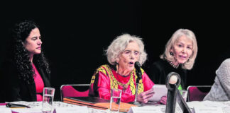 “Mi vida ha sido un inmenso signo de interrogación”: Elena Poniatowska “Mi vida ha sido un inmenso signo de interrogación”: Elena Poniatowska