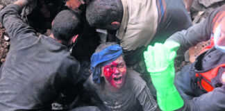 Cientos salen de la pesadilla de Gaza; Israel rodea la ciudad Cientos salen de pesadilla de Gaza; Israel rodea la ciudad