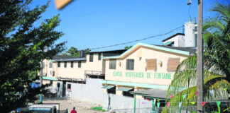 Policía de Haití rescata a cientos de rehenes en un centro médico Policía de Haití rescata a cientos de rehenes en un centro médico