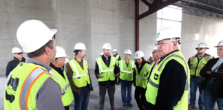 Walz viajará para promover el estado en la primera misión comercial de Minnesota a Australia Walz viajará para promover el estado en la primera misión comercial de Minnesota a Australia