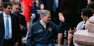 Abbott anunció que llegó a un acuerdo para crear cuentas de ahorro en educación en Texas Abbott anunció que llegó a un acuerdo para crear cuentas de ahorro en educación en Texas