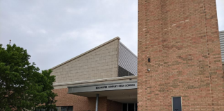 Un alumnos amenazó con un cuchillo a compañeros y un profesor en Rochester Un alumnos amenazó con un cuchillo a compañeros y un profesor en Rochester