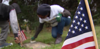 Estudiantes de South Grand Prairie High School ofrecieron su tiempo para homenajear a Veteranos Estudiantes de South Grand Prairie High School ofrecieron su tiempo para homenajear a Veteranos