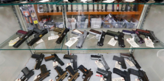 San Antonio: entregaron viejas armas a cambio de tarjetas de regalo San Antonio: entregaron viejas armas a cambio de tarjetas de regalo