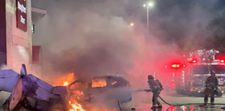 Muere un piloto tras estrellar su avión en un centro comercial de Plano Muere un piloto tras estrellar su avión en un centro comercial de Plano