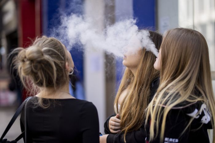Informe CDC: el uso de cigarrillos electrónicos ha disminuido entre los estudiantes de secundaria