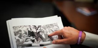 Hoy congresista, Roger Williams fue uno de los últimos en estrechar la mano con JFK Hoy congresista, Roger Williams fue uno de los últimos en estrechar la mano con JFK