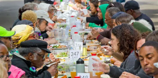 Varios colaboradores dan comida a necesitados en las Ciudades Gemelas Varios colaboradores dan comida a necesitados en las Ciudades Gemelas