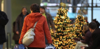 Se espera que los compradores gasten una cantidad récord de dinero en esta temporada navideña Se espera que los compradores gasten una cantidad récord de dinero en esta temporada navideña