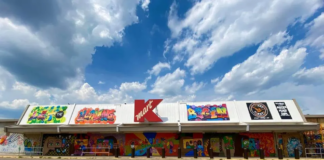 Voluntarios rescatan los murales que solían adornar las paredes del antiguo Lake Street Kmart Voluntarios rescatan los murales que solían adornar las paredes del antiguo Lake Street Kmart