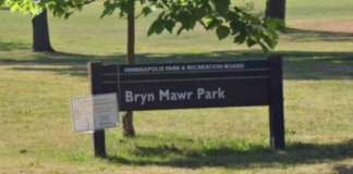 El niño de 4 años que cayó al estanque de retención congelado en Bryn Mawr Park está en estado crítico El niño de 4 años que cayó al estanque de retención congelado en Bryn Mawr Park está en estado crítico