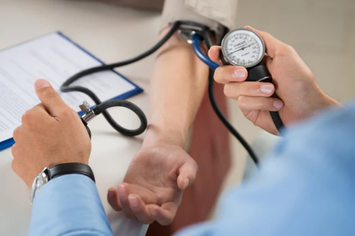 Descubrimiento médico: ¿ponerse de pie es mejor a la hora de tomar la presión arterial?
