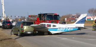 Una avioneta se estrelló contra un automóvil en una transitada autopista de Twin Cities Una avioneta se estrelló contra un automóvil en una transitada autopista de Twin Cities