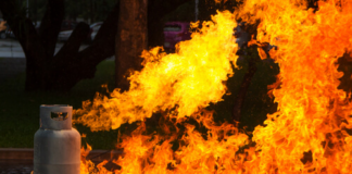 Una mujer y su hijo sufrieron quemaduras al explotar un tanque de propano de su cabaña Una mujer y su hijo sufrieron quemaduras al explotar un tanque de propano de su cabaña