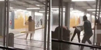 Mujer desnuda ataca a viajeros en aeropuerto de Chile y se vuelve viral Mujer desnuda ataca a pasajeros en aeropuerto de Chile y se vuelve viral